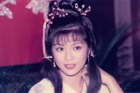 1983年翁美玲暴毙家中，穿红色睡袍，法医为何用5层锡纸裹尸图片