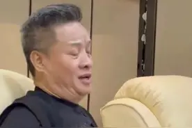 阎维文罕露面，头发半白显老态，开4800元3天大师班惹争议图片