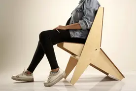 这把折叠草坪椅变成了一个咖啡桌图片