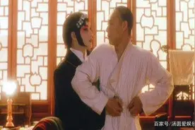 拍《霸王别姬》时，张丰毅说：张国荣从背后抱住我，我都不敢呼吸图片