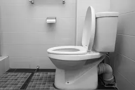 踩马桶如厕竟发生“流血事件”，公共厕所的马桶真的很脏吗？图片