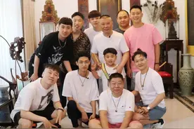 德云社封箱，师娘王慧罕见露面，浑身奢侈品却值得相配图片