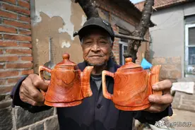 76岁大爷突发奇想，用木头做茶壶卖200元，家中小屋别有洞天图片