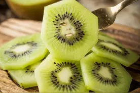 购买猕猴桃，要问清楚是红心、黄心还是绿心，差别挺大，别买错了图片