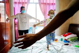 湖北35岁不孕女子试管生三胞胎，成活一男一女，两年后心如刀绞图片