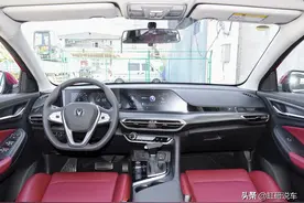 国产家轿长安逸动，配1.4T蓝鲸发动机，车内双联屏，顶配不足10万图片