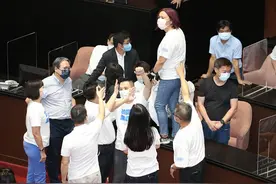 金门女“蓝委”化身“卡门女战神”勇抗“绿委”霸气爆棚 她忍不住喊一句图片