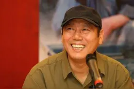 李成儒的“三八”情史：一个结婚8年，一个小18岁，一个小28岁图片