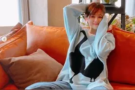 41岁陈乔恩穿男友衣服秀恩爱，晒艾伦视角美照，娇羞捧脸似少女图片