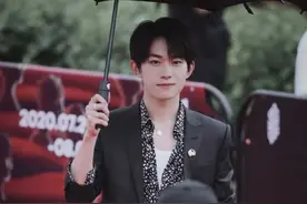 千玺小井惊喜同框，颜值气质不分上下，两人相视一笑引发争议图片