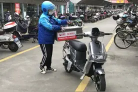 疫情中穿梭的小花：90后大润发女骑手的坚守图片