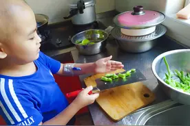 9岁男孩天天做梦吃美食，吃不到就用橡皮泥捏，还亲自下厨做图片