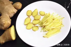 炒菜或者调馅料时，到底如何放生姜才好？教您一招，看完涨知识了图片
