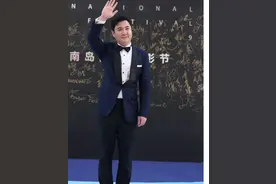 海南电影节闭幕红毯：杜江霍思燕秀恩爱，江疏影羽毛裙露香肩美腿图片