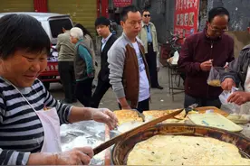 山东菏泽老夫妻俩卖小吃，凭一张鏊子一辆三轮车，在临汾买房安家图片