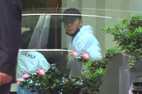 张晋三胎儿子曝光，才2岁身高赶上爸爸腰，蹦蹦跳跳超乖巧显活泼图片