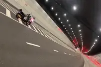 你已经被交警盯上了！多辆电摩隧道内玩“飙车”？一查事情不简单图片