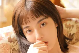 短发小美女写真图片