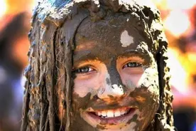 印度最“恶心”节日，往别人身上扔屎，印度人：这是一种荣誉！图片