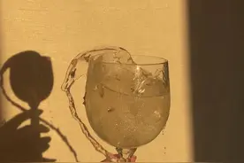 当有人喝醉的时候，学习如何做，可以确保他们的安全图片