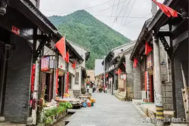 秦岭大山中隐藏着一座古镇，山清水秀，古色古香，吃住很便宜图片