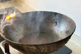 铁锅，锅底黑垢油污多怎么去除？教你一招，铁锅立马变新锅图片