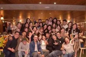 45岁男人参加同学聚会，与老同学举杯问盏，发现了老婆婚外情图片