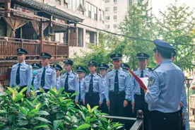 致敬公安英雄丨烈士纪念日 渝中“红色三岩”青警志愿队向张国富烈士敬献花篮图片