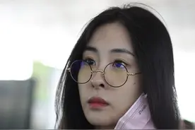 张碧晨风波后首度现身，瘦到撑不起衣服，无名指戴戒指有深意？图片