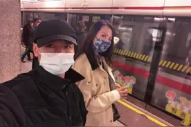 接地气！张晋蔡少芬坐地铁出行，娘娘躲老公身后耍酷花式秀恩爱图片