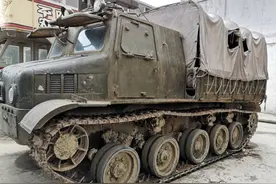 《八佰》日军车辆还原很用心，为几秒镜头费巨资，除了一款运兵车图片