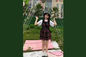 夏天穿搭太单调？不如试试背带裙，单穿叠穿都很潮，谁穿谁可爱图片