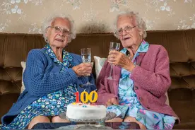 双胞胎姐妹一起庆祝100岁生日，姐姐终身未婚也无子女图片