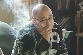 为什么我的眼里常含泪水，因为我把烟抽得太深沉