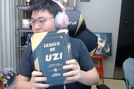 “神”也打过中单？Uzi晒绝版纪念册：内含卢本伟最丑照片图片