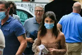 比尔·盖茨18岁女儿随父亲亮相餐厅，低胸装抢眼，帅气男友相陪图片