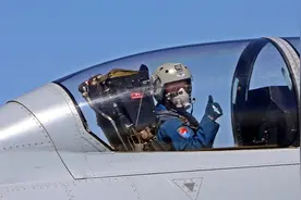 我军首次出现最年轻的“65”后上将，晋升上将究竟需要多少年？图片