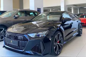 8缸配全时四驱，新款奥迪RS7实车，搭无框车门和LED流水灯图片