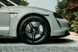 汽车为什么会跑偏图片