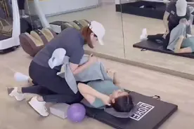 黄多多和妈妈健身被偶遇，年仅15岁压腿到前胸，生图曝光被指腿短图片