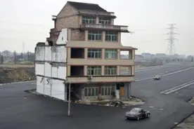 矗立在马路中央的“钉子户”，终于熬不住拆掉了图片