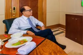 李嘉诚熬夜看欧洲杯，身价千亿晚餐节俭，一碗米饭、一碟莴笋炒肉图片