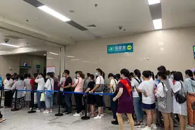 郑大一附院河医院区今日开诊！早上七点，挂号窗口前就排起了长队图片