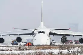安-124发动机空中炸开，迫降又折断起落架：俄乌矛盾酿恶果图片