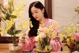组图：吴宣仪绿洲插花享受美好生活 少女加鲜花画面唯美图片