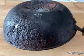 婆婆家锅底油垢太厚，巧媳妇只用1个小妙招，旧锅马上变新锅图片