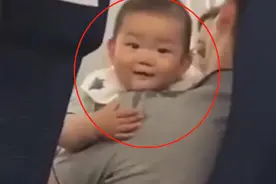 “馋嘴宝宝”火了，狂流口水打湿爸爸衣服，网友：长得好像岳云鹏图片