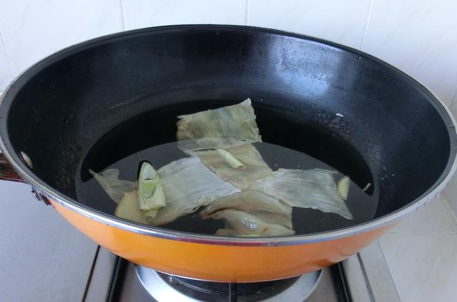 花胶泡水后水有胶质 2026年花胶泡水后水有胶质能吃吗
