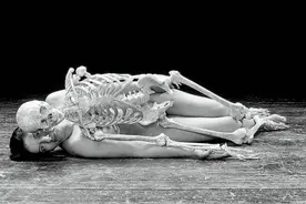 头盖骨艺术2：如何把象征死亡之物和活人和谐的表现在艺术中？图片