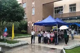 放学突然下雨，校园惊现“移动城堡”！图片